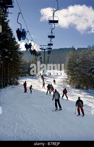 La Bosnia e Erzegovina Kupres ski resort persone sciare sulle piste Foto Stock