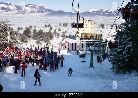 La Bosnia e Erzegovina Kupres ski resort di persone in coda in linea per la seggiovia ride Foto Stock