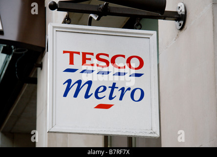 Segno sopra l'entrata della metropolitana Tesco store inferiore sul Regents Street, Londra. Gen 2009 Foto Stock