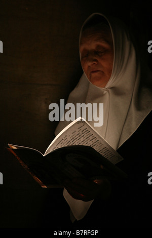 Ortodossi servizio religioso di Santa Ludmilla di Boemia a St George Basilica al Castello di Praga, Repubblica Ceca. Foto Stock