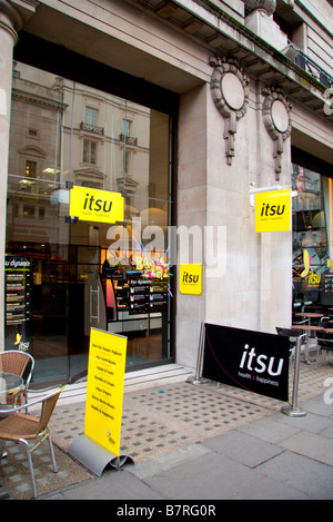 L'ingresso alla Itsu health food ristorante/shop sulla parte inferiore Regents Street, Londra. Gen 2009 Foto Stock