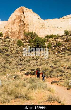 Due escursionisti sulla Hickman Bridge Trail nel Capital Reef National Park Foto Stock