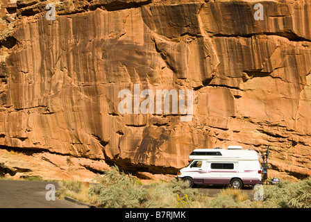 Veicolo per attività ricreative lungo la strada nel Capital Reef National Park nello Utah Foto Stock