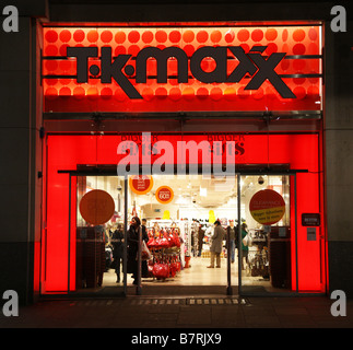 Una notte di immagine di un T K Maxx store in Kensington High Street, Londra Foto Stock