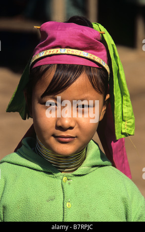 Ritratto di un giovane Padaung birmano a collo lungo ragazza, nel campo di rifugiati di Mae Hong Son Provincia, Thailandia Foto Stock