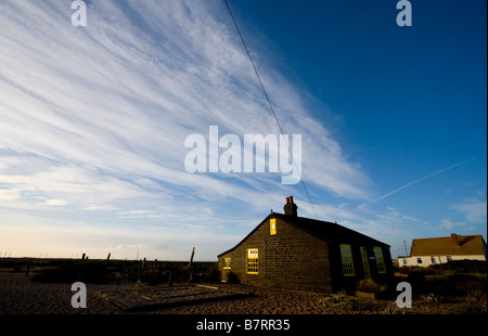 Un drammatico cielo invernale sulla prospettiva cottage, Dungeness, Kent Foto Stock