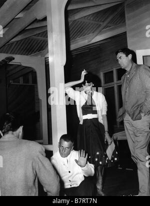 Gregory Peck, Ava Gardner, Stanley Kramer sul set sulla spiaggia Anno: 1959 USA Direttore : Stanley Kramer Foto Stock