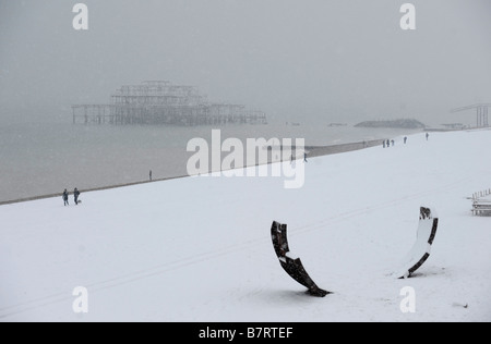 La neve sulla spiaggia di Brighton con il Molo Ovest dietro Febbraio 2009 Foto Stock