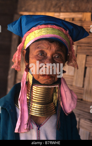 Ritratto di vecchio Padaung Kayan (o) Karenni a collo lungo donna, nel campo di rifugiati di Mae Hong Son Provincia, Thailandia Foto Stock