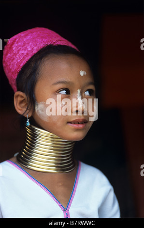 Un giovane Padaung birmano ( Kayan o i Karenni ) a collo lungo la ragazza, che vivono in un campo di rifugiati nr Thaton, Chiang Mai Provincia, Thailandia Foto Stock