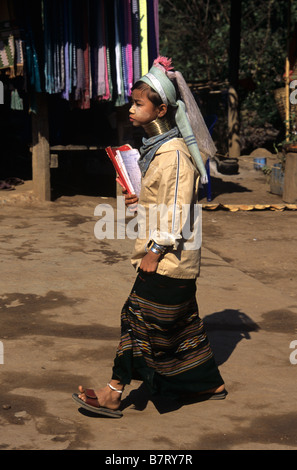 Un Padaung birmano a collo lungo ragazza andare a scuola a piedi con i libri, nel campo di rifugiati di Mae Hong Son Provincia, Thailandia Foto Stock