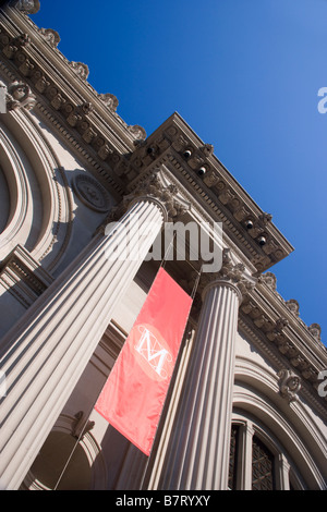 La facciata frontale e colonne del Metropolitan Museum of Art di New York City in Central Park sulla Fifth Avenue. Foto Stock