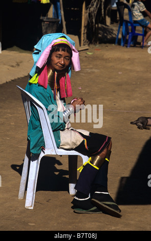 Un Padaung birmana Kayan (o) Karenni a lungo collo donna la filatura della lana, nel campo di rifugiati di Mae Hong Son Provincia, Thailandia Foto Stock