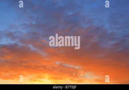 Orange e sunrise blu su Leeds in inverno Foto Stock