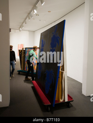 Arte in movimento pezzi sui carrelli in fine-art museum - USA Foto Stock