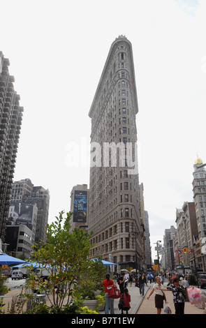 Il Flat Iron Building, sulla Quinta Avenue di New York City, i mondi primo grattacielo Foto Stock