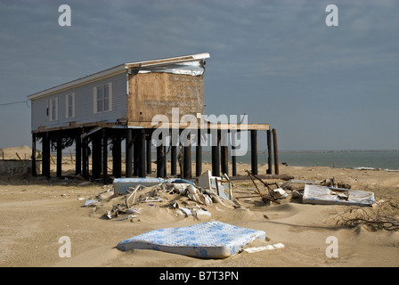 Resti di case distrutte da Hurricane Ike nel 2008 in Crystal Beach a Penisola di Bolivar Texas USA Foto Stock