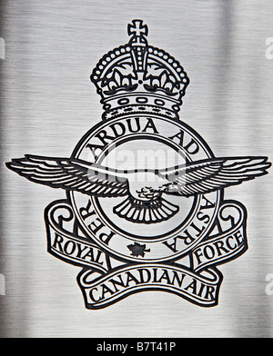 Royal Canadian Air Force emblema - Eagle rampante Maple Leaf - Motto Per Ardua ad Astra - Air Forces Memorial Runnymede Foto Stock