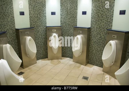 Singapore Orchard road persone uomo uomini lavatoio pubblico convenienza orinatoio WC WC del bagno loo uomini room Foto Stock