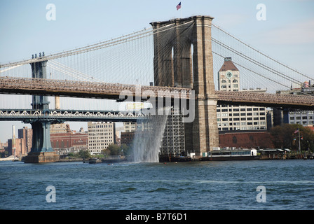 Cascata sul ponte di Brooklyn nell'East River New York Foto Stock