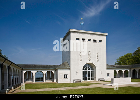 Air Forces Memorial Runnymede - Chiostro Cappella Astral Crown & ricordo la pietra in aprile Foto Stock