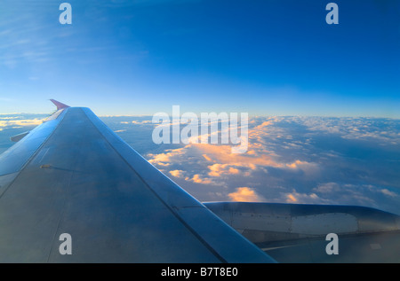 Ala di aeroplano con cielo blu e nuvole Foto Stock