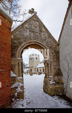 A Betchworth Surrey St Michael's sagrato ingresso nella neve Foto Stock