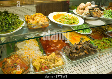 Repubblica alimentare Isetan mall market ristorante interno shopping mall Singapore Orchard road persone uomo uomini donna donne Foto Stock