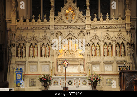 L'altare in marmo e reredos alla Chiesa della Trinità a Wall Street di Manhattan nel distretto finanziario di data dal 1877. Foto Stock