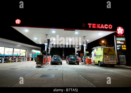 Il garage e il piazzale antistante la notte Basingstoke Foto Stock