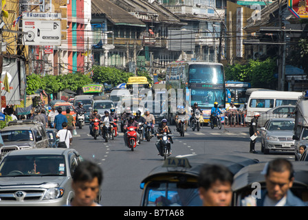 Il traffico pesante congestione Chinatown quartiere centrale di Bangkok in Thailandia Foto Stock