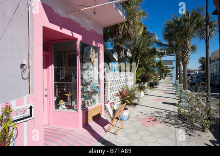 Edifici storici sulla 8th Avenue, passare una griglia, St Pete Beach, costa del Golfo della Florida, Stati Uniti d'America Foto Stock