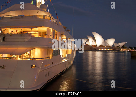 La Sydney Opera House illuminata di notte presi dal Terminal Passeggeri Oltreoceano, Circular Quay Foto Stock