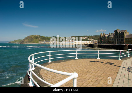 Terrazza con vista sul mare con Old College sulla New Promenade e North Beach in lontananza. Aberystwyth Galles Foto Stock