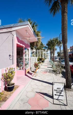 Edifici storici sulla 8th Avenue, passare una griglia, St Pete Beach, costa del Golfo della Florida, Stati Uniti d'America Foto Stock