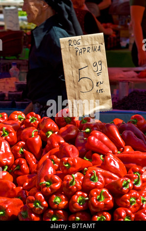 Zagabria, Croazia. Peperoni rossi in vendita a Dolac mercato di frutta e verdura, con prezzo scritto sul sacchetto di carta Foto Stock