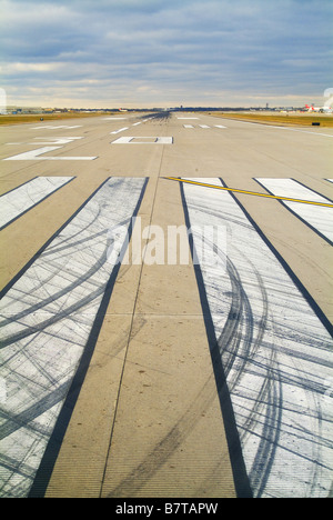 Vuota pista di aeroporto Foto Stock