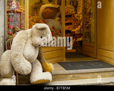 Grande orso di peluche nella parte anteriore del negozio di giocattoli entrata. Foto Stock