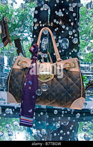 Louis Vuitton bag visualizza la finestra di visualizzazione Singapore Orchard road moderna moda centro commerciale luxury shop store Negozi i Negozi Foto Stock