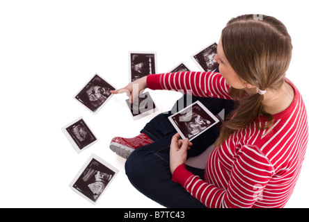 Happy 25 settimane di gravidanza giovane donna con ultrasuoni baby foto isolato su sfondo bianco Foto Stock