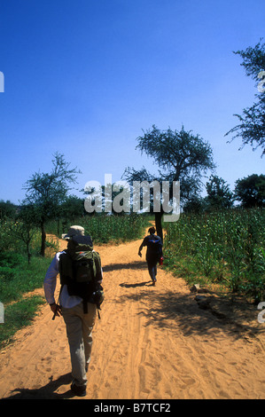 Turistiche e guide trekking attraverso il bush Africano nel Paese Dogon del Mali in Africa occidentale Foto Stock