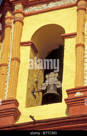 Campanile della chiesa di San Miguel Arcangel,completato nel 1754,situato nella conca Queretaro Messico. Fondata da Padre Junipero Serra Foto Stock