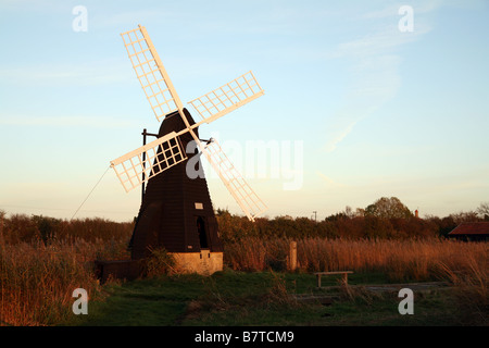 Un mulino a vento fens al tramonto, Wicken Fen, Cambridgeshire East Anglia England Regno Unito Foto Stock