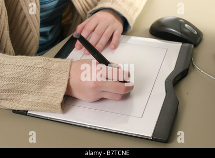 Mani femminili di disegno con lo stilo di un computer tavoletta grafica Foto Stock