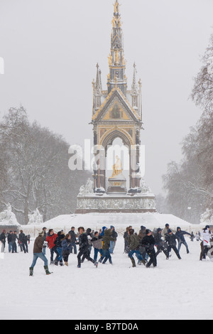 I bambini della scuola sono avente lotta con le palle di neve nei giardini di Kensington coperti di neve di febbraio SW7 London Regno Unito Foto Stock