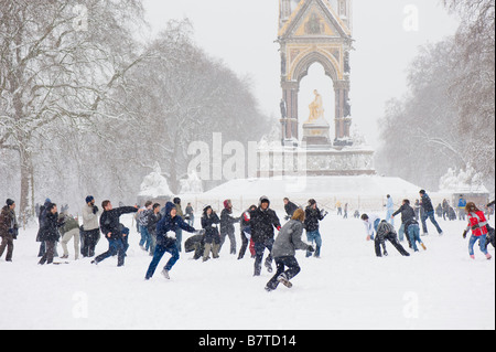 I bambini della scuola sono avente lotta con le palle di neve nei giardini di Kensington coperti di neve di febbraio SW7 London Regno Unito Foto Stock