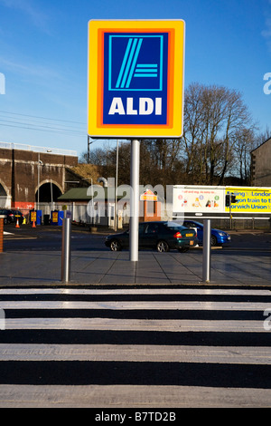 Un grande segno commerciale in strada la pubblicità di un supermercato Aldi. Foto Stock