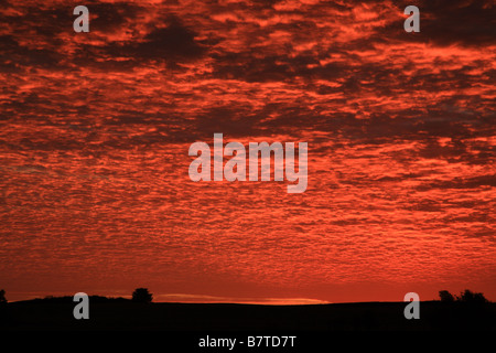 Rosso tramonto su Leeds REGNO UNITO Questo è 100% non reale o filtri di Photoshop sono stati utilizzati su questa immagine davvero incredibile Foto Stock