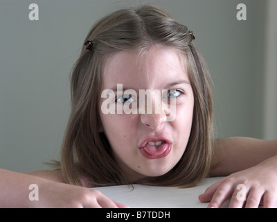 Un simpatico bambina facendo una divertente faccia come lei s disgustato Foto Stock