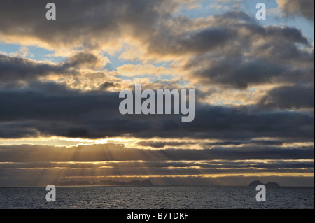 Oceanic tramonto con le isole di Vaeroy e Wilholmstind all'orizzonte nord ovest della Norvegia Foto Stock